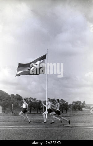 Sportler der Napola Naumburg bei einem Wettkampf, Deutsches Reich 1941. Athleten Der NaPolA Naumburg an einer Konkurrenz, Deutschland 1941. Stockfoto