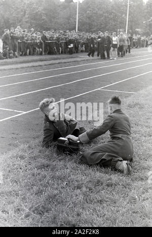 Schüler der Napola Naumburg Bei Einem Sportwettkampf, Deutsches Reich 1941. Schüler NaPolA Naumburg bei einem sportlichen Wettkampf, Deutschland 1941. Stockfoto