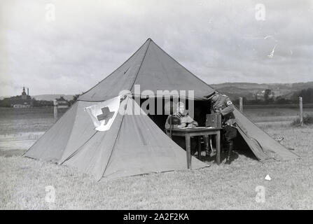 Ausbilder der Napola Naumburg bei einem Sportwettkampf, Deutsches Reich 1941. Ausbilder der NaPolA Naumburg zu einem sportlichen Wettkampf, Deutschland 1941. Stockfoto