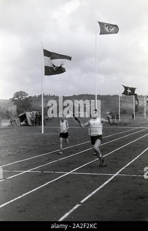 Sportler der Napola Naumburg bei einem Wettkampf, Deutsches Reich 1941. Athleten Der NaPolA Naumburg an einer Konkurrenz, Deutschland 1941. Stockfoto