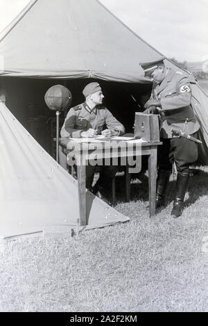 Ausbilder der Napola Naumburg bei einem Sportwettkampf, Deutsches Reich 1941. Ausbilder der NaPolA Naumburg zu einem sportlichen Wettkampf, Deutschland 1941. Stockfoto