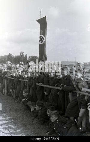 Schüler der Napola Naumburg Bei Einem Sportwettkampf, Deutsches Reich 1941. Schüler NaPolA Naumburg bei einem sportlichen Wettkampf, Deutschland 1941. Stockfoto