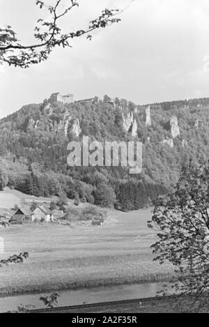 Eine idylllisch gelegene kleine Ortschaft im Schwarzwald, Deutschland 1930er Jahre. Ein kleines Dorf in einer idyllischen Schwarzwald Tal eingebettet, Deutschland 1930. Stockfoto