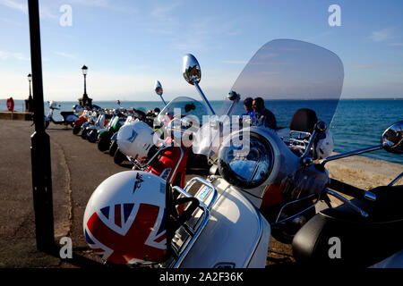 Moped Roller aufgereiht geparkt am Meer in Ryde auf der Isle of Wight während der jährlichen scooter Wochenende Rallye Stockfoto