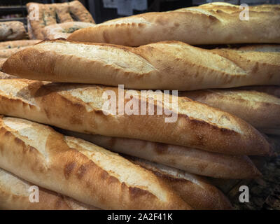 Ein Stapel von frisch gebackenem Baguette Baguette auf Verkauf in einer Bäckerei in einem öffentlichen Markt in Vancouver. Stockfoto