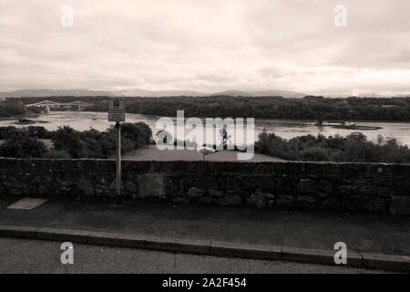 Ansicht der Menai Strait und Hängebrücke aus Anglesea in Schwarzweiß Schwarzweiß Stockfoto