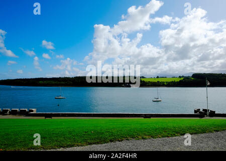 Blick auf die Menaistraße aus Gründen der Plas Newydd auf Anglesea in Schwarzweiß Schwarzweiß zeigt zwei günstig Yachten Stockfoto