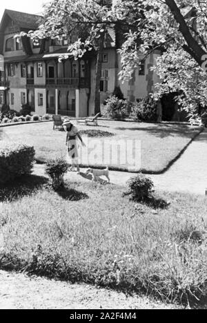 Entspannung im sonnigen Garten, Freudenstadt, Deutschland 1930er Jahre. Entspannung im sonnigen Garten, Freudenstadt, Deutschland 1930. Stockfoto