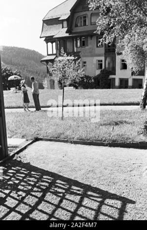 Entspannung im sonnigen Garten, Freudenstadt, Deutschland 1930er Jahre. Entspannung im sonnigen Garten, Freudenstadt, Deutschland 1930. Stockfoto