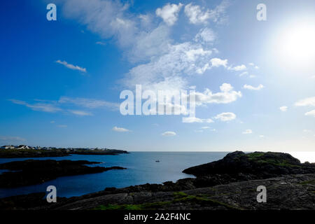 Trearddur Strand und Bucht Anglesea North Wales Blick aus Meer auf einem hellen, sonnigen Nachmittag eines Indian Summer zu Stockfoto