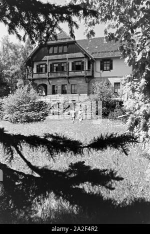 Entspannung im sonnigen Garten, Freudenstadt, Deutschland 1930er Jahre. Entspannung im sonnigen Garten, Freudenstadt, Deutschland 1930. Stockfoto