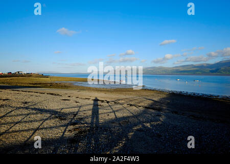 Anzeigen von Beaumaris Pier Anglesea der Menai Gerade bei Ebbe auf einem hellen, sonnigen Tag gutes Wetter mit blauem Himmel Stockfoto