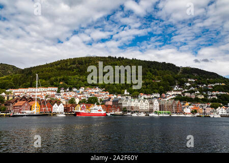 Der innere Hafen von Bergen, Norwegen. Verschiedene Schiffe vor Bryggen, dem UNESCO-geschützten Architektur in dieser alten Stadt. Stockfoto