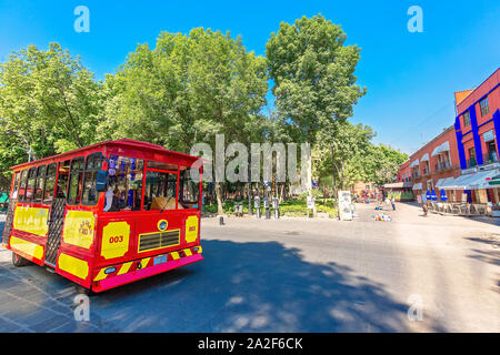 Coyoacan, Mexiko City, Mexiko - 20 April 2019: Touristische Bus Touristen mit auf eine Tour rund um Coyoacan Stockfoto