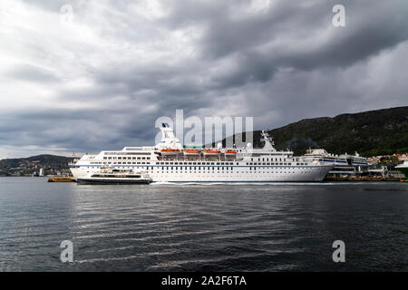 Lokale Fahrgast Katamaran Ekspressen vorbei Kreuzfahrtschiff Astor (skolten Terminal). Der Katamaran ist Auslaufen aus dem Hafen von Bergen, N Stockfoto