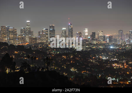 Los Angeles, Kalifornien, USA - Oktober 2, 2019: Am frühen Morgen Nacht Blick auf Downtown Office Towers und Hang Wohnungen. Stockfoto