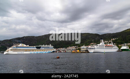 Kreuzfahrtschiff AIDAluna Auslaufen aus dem Hafen von Bergen, Norwegen. Kreuzfahrtschiff Astor an skolten Terminal. Stockfoto