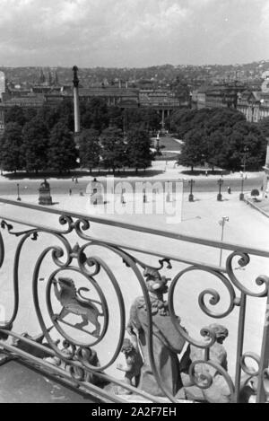 Blick in den Ehrenhof des Neuen strapaziert und die Jubiläumssäule in Stuttgart, Deutschland, 1930er Jahre. Blick auf den Innenhof des Neuen Schlosses und das Jubiläum Spalte in Stuttgart, Deutschland 1930. Stockfoto