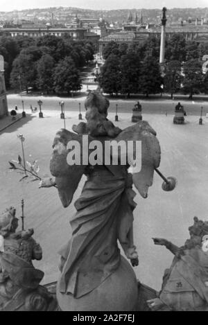 Blick in den Ehrenhof des Neuen strapaziert und die Jubiläumssäule in Stuttgart, Deutschland, 1930er Jahre. Blick auf den Innenhof des Neuen Schlosses und das Jubiläum Spalte in Stuttgart, Deutschland 1930. Stockfoto