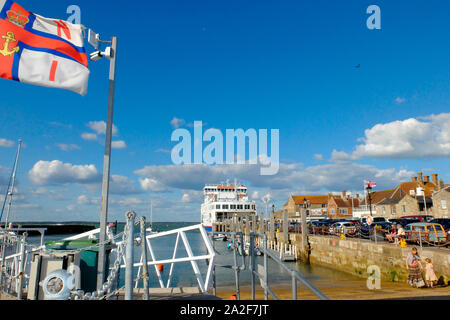 Yarmouth Hafen auf der Isle of Wight mit wightlink Fähren und die rnli Flagge über dem Rettungsboot station Stockfoto