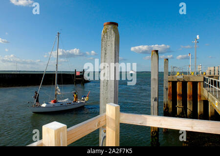 Eine Yacht in Yarmouth Hafen auf der Isle of Wight Stockfoto