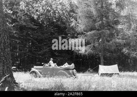 Ein Campingausflug mit dm Auto, Deutschland 1930er Jahre. Eine camping Reise mit dem Auto, Deutschland 1930. Stockfoto