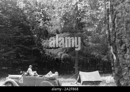 Ein Campingausflug mit dm Auto, Deutschland 1930er Jahre. Eine camping Reise mit dem Auto, Deutschland 1930. Stockfoto