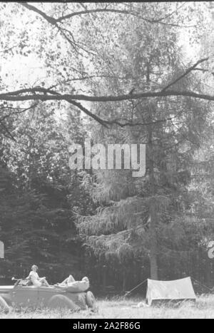 Ein Campingausflug mit dm Auto, Deutschland 1930er Jahre. Eine camping Reise mit dem Auto, Deutschland 1930. Stockfoto