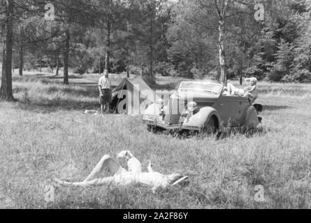 Ein Campingausflug mit dm Auto, Deutschland 1930er Jahre. Eine camping Reise mit dem Auto, Deutschland 1930. Stockfoto