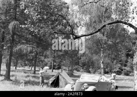 Ein Campingausflug mit dm Auto, Deutschland 1930er Jahre. Eine camping Reise mit dem Auto, Deutschland 1930. Stockfoto