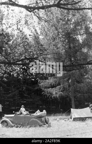 Ein Campingausflug mit dm Auto, Deutschland 1930er Jahre. Eine camping Reise mit dem Auto, Deutschland 1930. Stockfoto