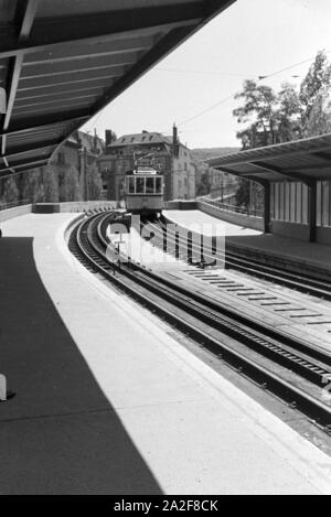 Eine Bahnhaltestelle in Stuttgart, Deutschland, 1930er Jahre. Eine Straßenbahn-Station in Stuttgart, Deutschland 1930. Stockfoto