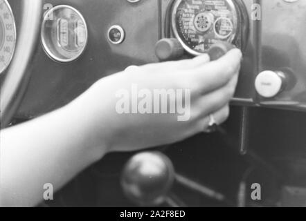 Eine junge Frau in einem Ford V8, Deutschland 1930er Jahre. Eine junge Frau in einem Ford V8, Deutschland 1930. Stockfoto