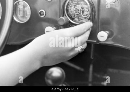 Eine junge Frau in einem Ford V8, Deutschland 1930er Jahre. Eine junge Frau in einem Ford V8, Deutschland 1930. Stockfoto