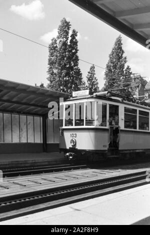 Eine Bahnhaltestelle in Stuttgart, Deutschland, 1930er Jahre. Eine Straßenbahn-Station in Stuttgart, Deutschland 1930. Stockfoto