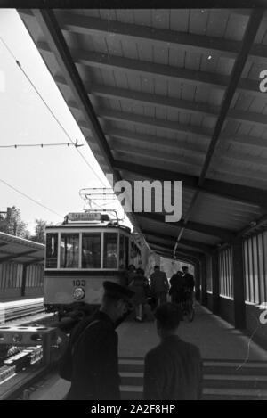 Eine Bahnhaltestelle in Stuttgart, Deutschland, 1930er Jahre. Eine Straßenbahn-Station in Stuttgart, Deutschland 1930. Stockfoto