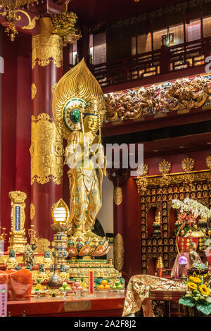 Singapur - März 22, 2019: Buddha Zahns Tempel in Chinatown. Nahaufnahme des Bodhisattva an der Seite der Medizin Buddha. Gold dominant. Balkon im Obergeschoss Stockfoto