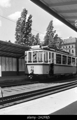 Eine Bahnhaltestelle in Stuttgart, Deutschland, 1930er Jahre. Eine Straßenbahn-Station in Stuttgart, Deutschland 1930. Stockfoto