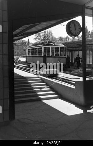 Eine Bahnhaltestelle in Stuttgart, Deutschland, 1930er Jahre. Eine Straßenbahn-Station in Stuttgart, Deutschland 1930. Stockfoto