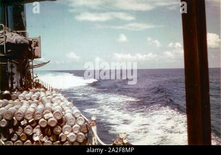 Leere patronenhülsen an Bord der USS Lyman K. Swenson (DD -729) aus Vietnam im Jahr 1965. Stockfoto