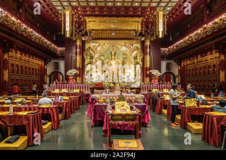 Singapur - März 22, 2019: Buddha Zahns Tempel in Chinatown. Weite Einstellung auf das Gebet Raum vor der Medizin Buddha und bodhisattva Statuen. Stockfoto