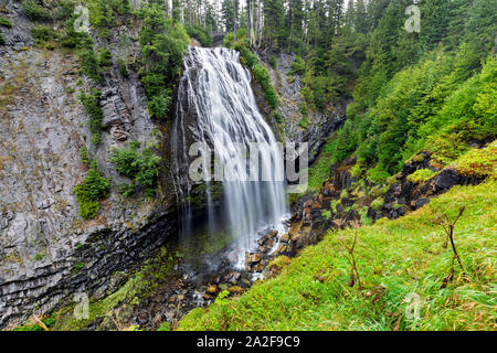 Lange Belichtung geschossen von Narada fällt im Mount Rainier National Park in Washington State Stockfoto