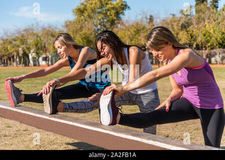 Drei junge weibliche Freunde im Park, im Freien. Sport, Gesundheit und Lifestyle Konzept. Stockfoto