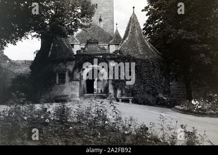 Das Burgtor, mit dem großem Torturm in Rothenburg o.d. Tauber, Deutschland 1930er Jahre. Das Burgtor mit dem großen Turm in Rothenburg o.d. Tauber, Deutschland 1930. Stockfoto