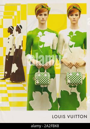 Plakat werbung Louis Vuitton Handtasche in Papier Magazin von 2013 Jahr, Werbung, kreative LV Louis Vuitton Anzeige von 2010 s Stockfoto
