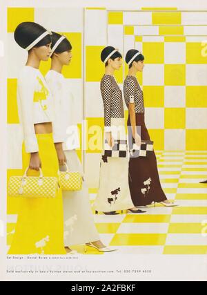 Plakat werbung Louis Vuitton Handtasche in Papier Magazin von 2013 Jahr, Werbung, kreative LV Louis Vuitton Anzeige von 2010 s Stockfoto