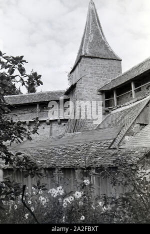 Ein Teil der von blühenden Blumen umgebenen mittelalterlichen Stadtmauer in Rothenburg o.d. Tauber, Deutschland 1930er Jahre. Ein Teil der mittelalterlichen Stadtmauer in Rothenburg o.d. Tauber, umgeben von blühenden Blumen, Deutschland 1930. Stockfoto