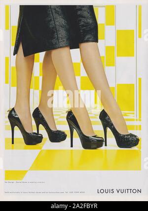Plakat werbung Louis Vuitton Handtasche in Papier Magazin von 2013 Jahr, Werbung, kreative LV Louis Vuitton Anzeige von 2010 s Stockfoto