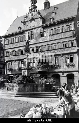 Der Gemüsemarkt vor dem Rathaus mit der astronomischen Uhr am Marktplatz von Tübingen, Deutschland 1930er Jahre. Der gemüsemarkt vor der c Stockfoto