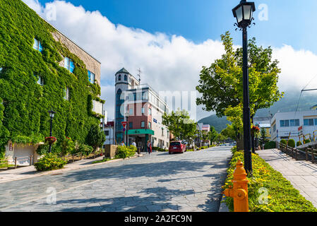 Ansicht des Hachiman-zaka Hang im Sommer sonnigen Tag weiße Wolken und bule Himmel. Eine schräge Street berühmt in Film und Werbung. Beliebte Sehenswürdigkeiten Stockfoto